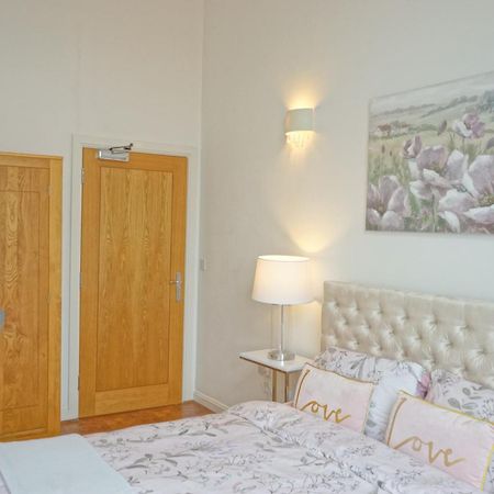 Soak Up The Light At A Soothing, Stylish Apartment In Swansea Marina Zewnętrze zdjęcie