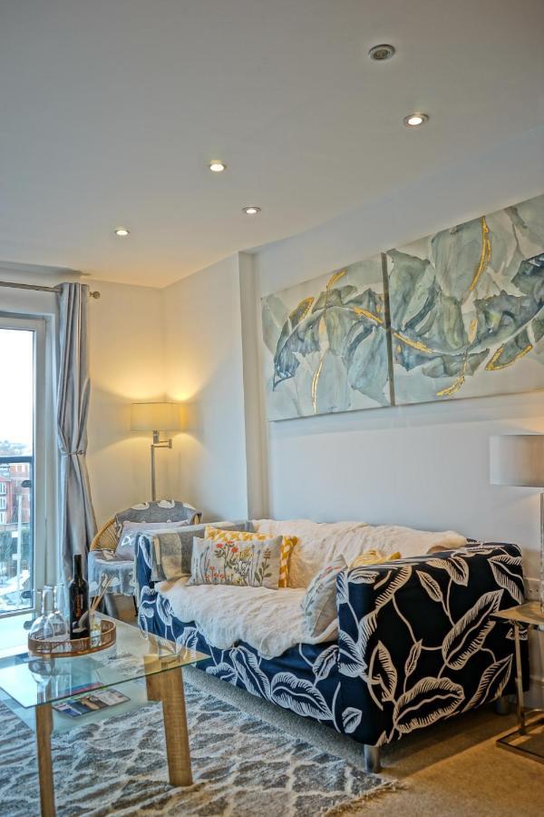 Soak Up The Light At A Soothing, Stylish Apartment In Swansea Marina Zewnętrze zdjęcie