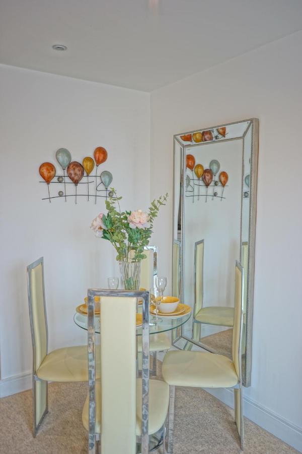Soak Up The Light At A Soothing, Stylish Apartment In Swansea Marina Zewnętrze zdjęcie