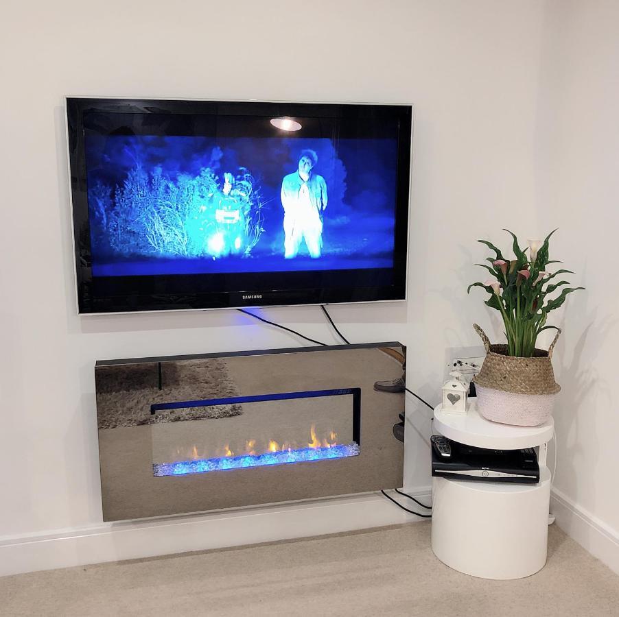 Soak Up The Light At A Soothing, Stylish Apartment In Swansea Marina Zewnętrze zdjęcie