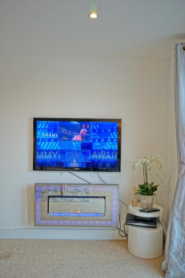 Soak Up The Light At A Soothing, Stylish Apartment In Swansea Marina Zewnętrze zdjęcie