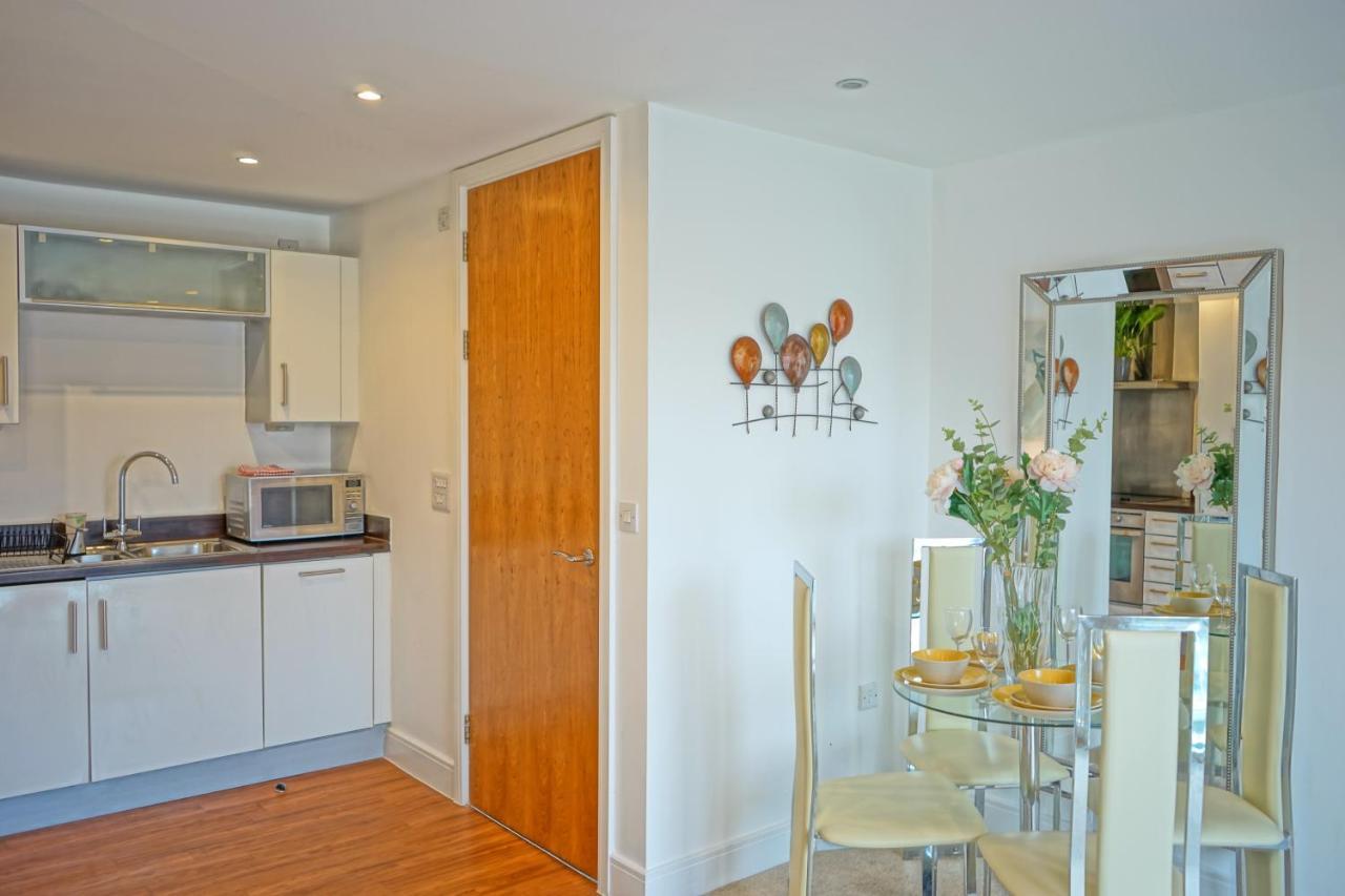 Soak Up The Light At A Soothing, Stylish Apartment In Swansea Marina Zewnętrze zdjęcie