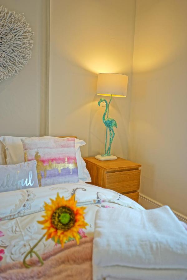 Soak Up The Light At A Soothing, Stylish Apartment In Swansea Marina Zewnętrze zdjęcie