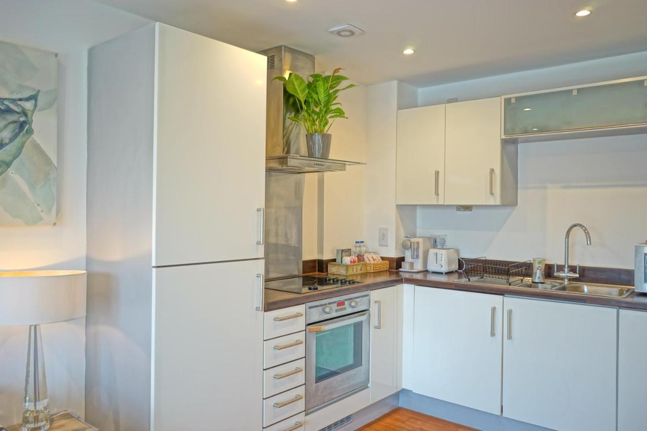 Soak Up The Light At A Soothing, Stylish Apartment In Swansea Marina Zewnętrze zdjęcie