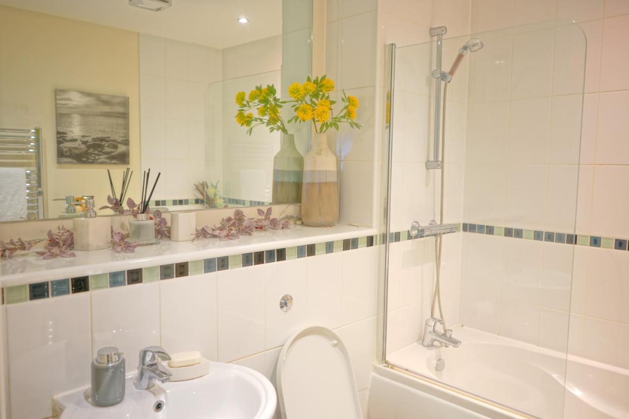 Soak Up The Light At A Soothing, Stylish Apartment In Swansea Marina Zewnętrze zdjęcie